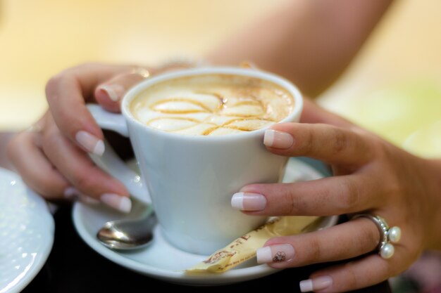 Mani nel caffè