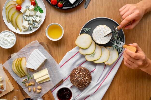 Mani piatte che tagliano il formaggio