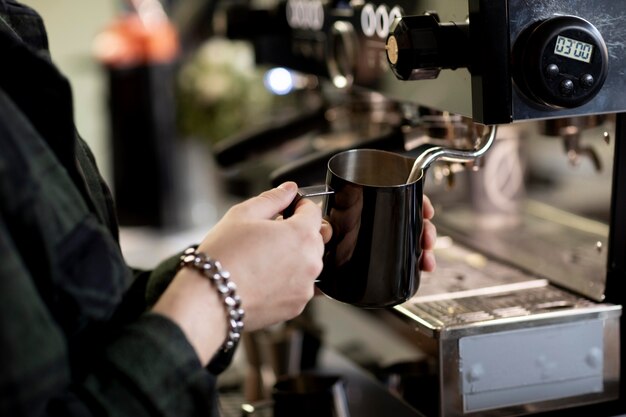 Mani ravvicinate che preparano il caffè