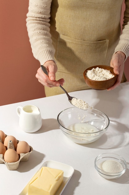 Mani ravvicinate che preparano la torta