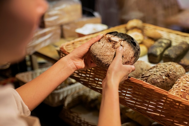 Mani ravvicinate che tengono il pane fresco