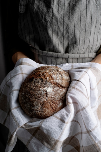 Mani ravvicinate che tengono il pane