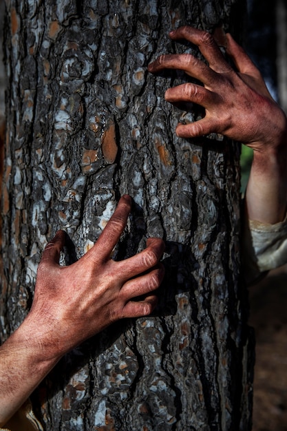 Mani spettrali di zombie su un albero