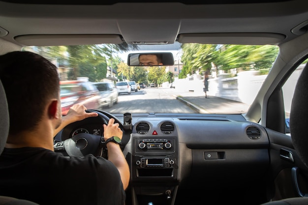 Mani sul volante durante la guida ad alta velocità dall'interno dell'auto