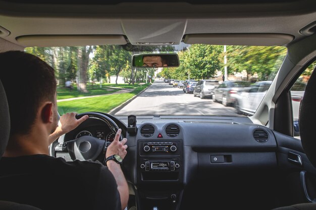Mani sul volante durante la guida ad alta velocità dall'interno dell'auto