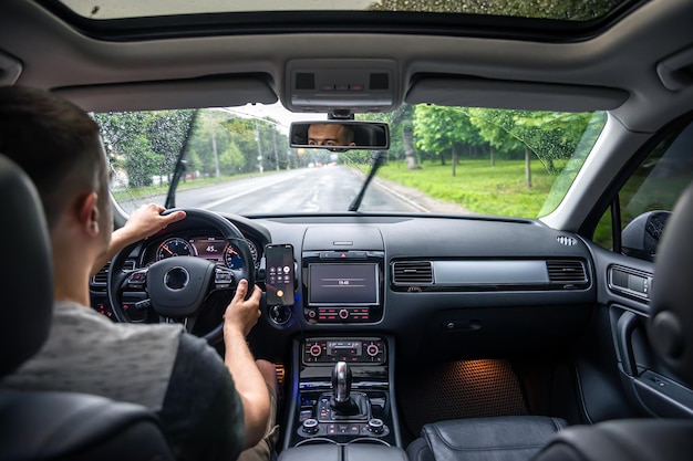 Mani sul volante durante la guida dall'interno dell'auto