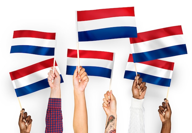 Mani sventolando bandiere dei Paesi Bassi