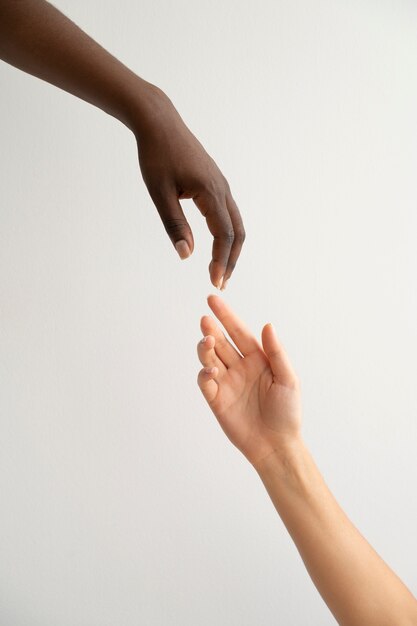 Mani umane su sfondo bianco