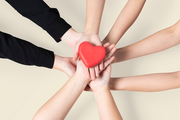 Mani unite cuore comunità d'amore