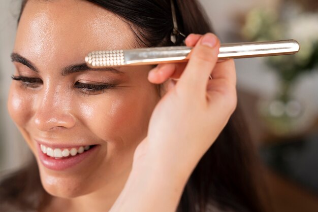 Mano ad alto angolo che fa il trucco della sposa