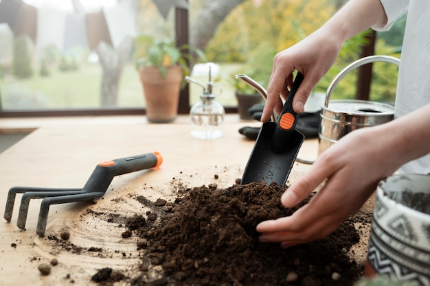 Mano ad alto angolo con paletta da giardinaggio