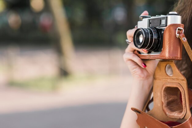 Mano che cattura foto sulla vecchia macchina fotografica