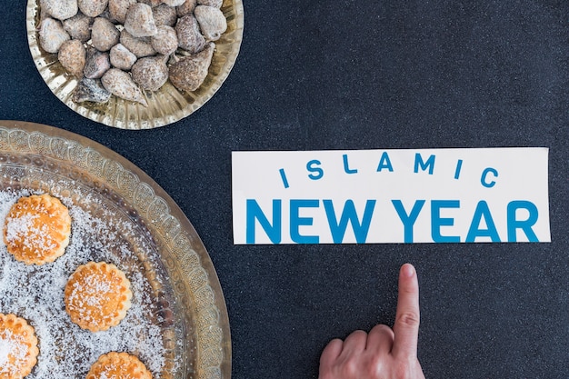 Mano che punta al nuovo anno islamico ai dessert