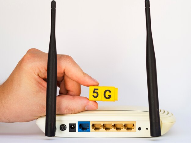 Mano che regge cubetti a scatto da 5 g sopra il router