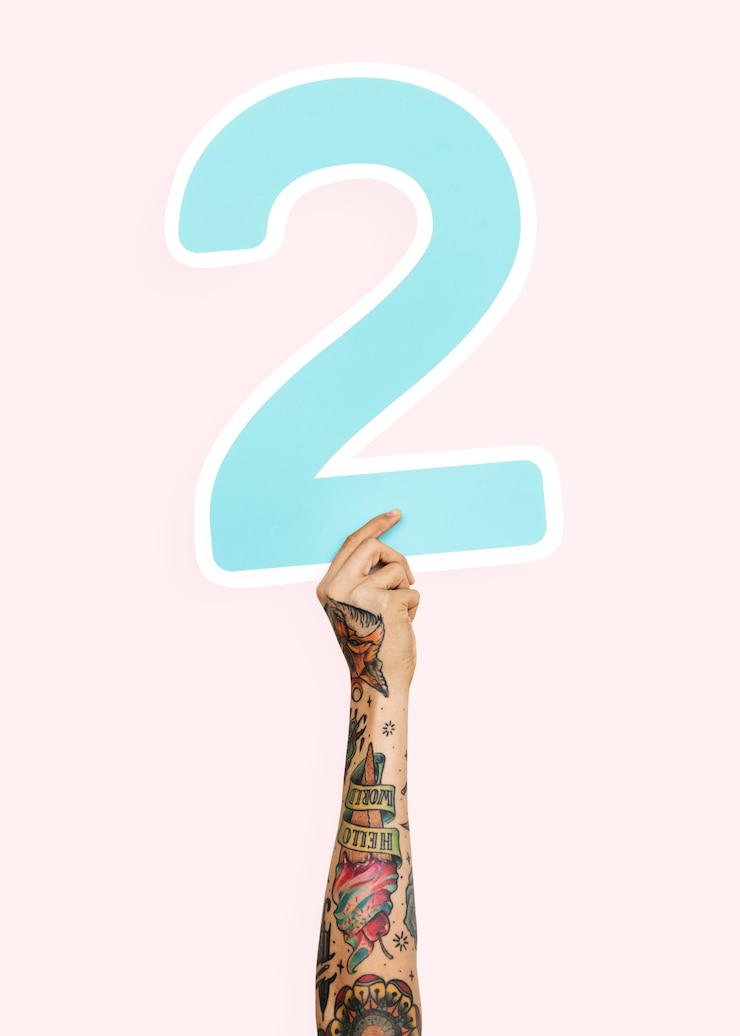 Foto gratuito mano che regge il numero 2