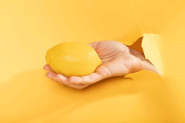 Mano che tiene il limone biologico