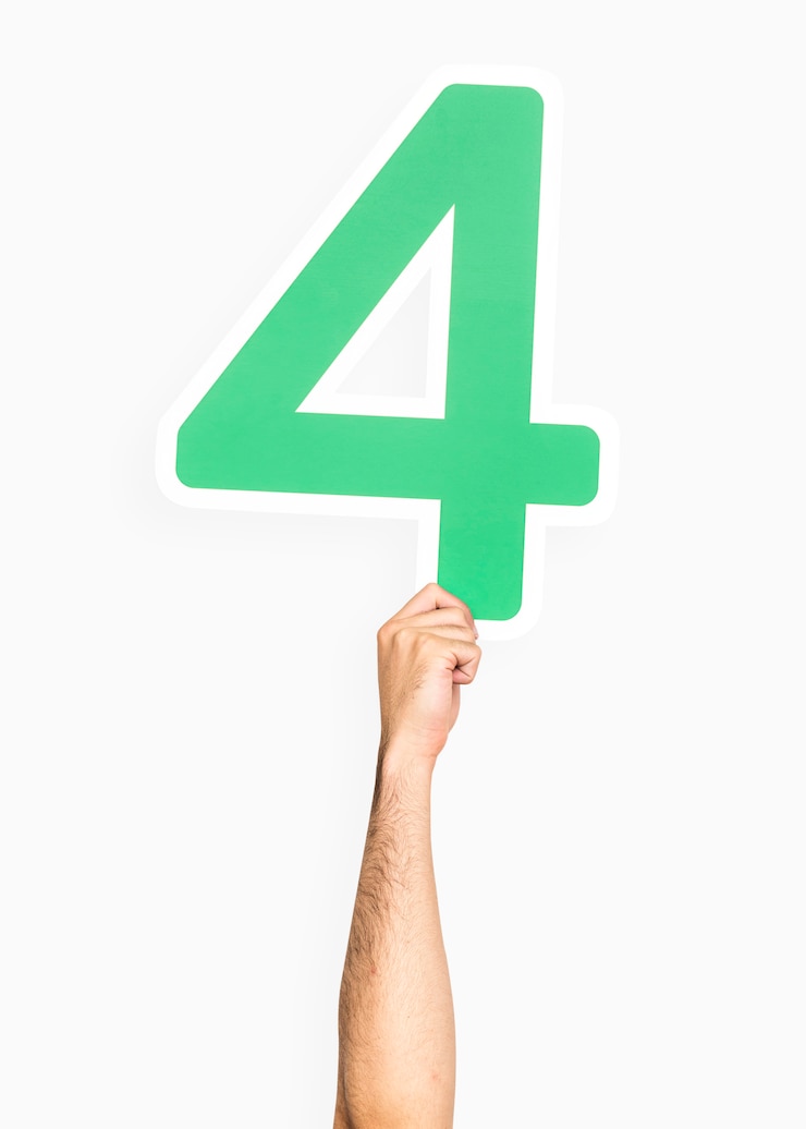 Foto gratuito mano che tiene il numero 4