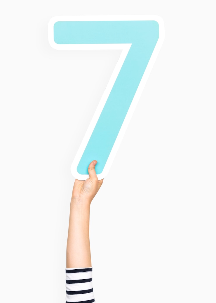 Foto gratuito mano che tiene il numero 7
