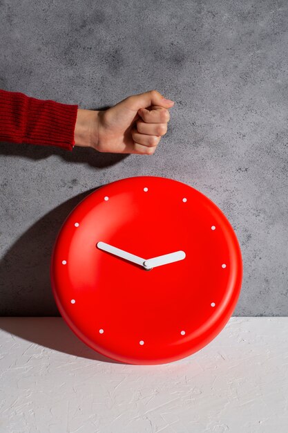 Mano che tiene l'orologio da parete ancora in vita