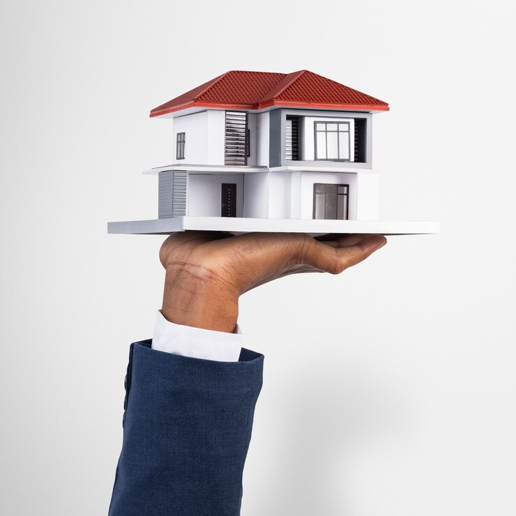Foto gratuito mano che tiene la casa immobiliare e modello di proprietà