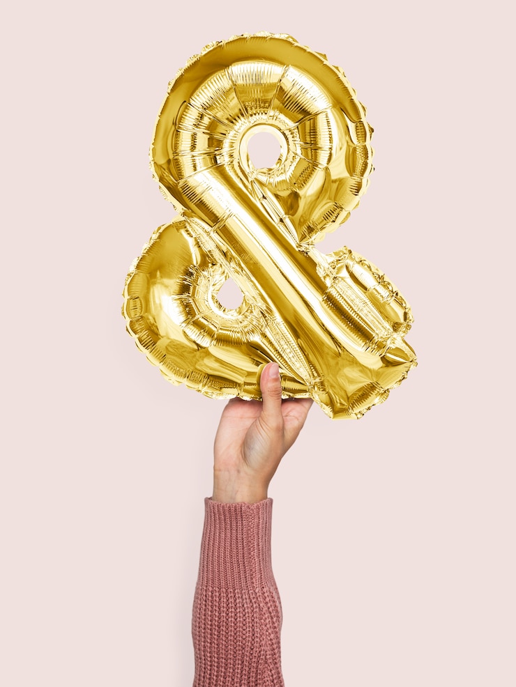Foto gratuito mano che tiene palloncino e simbolo &
