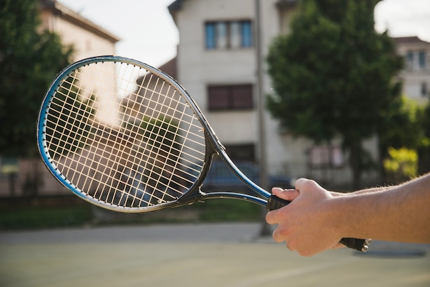 Mano che tiene racchetta da tennis