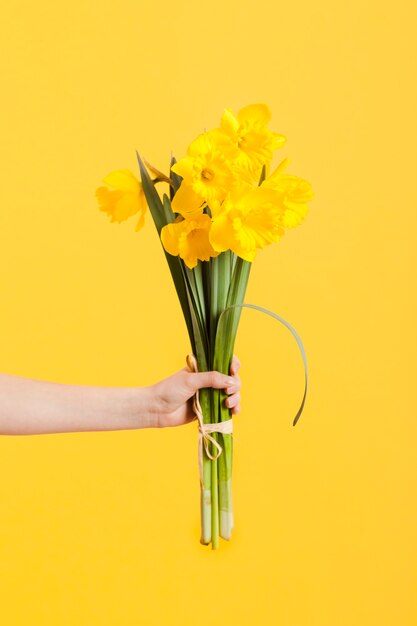 Mano con bouquet di fiori