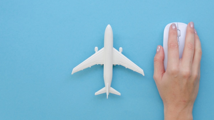 Foto gratuito mano con il mouse accanto al giocattolo dell'aeroplano