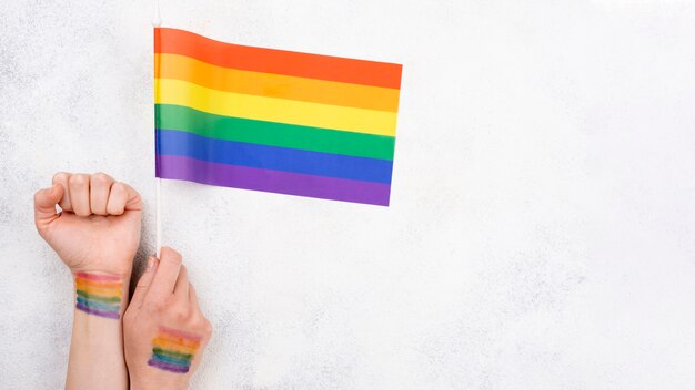 Mano con vernice bandiera arcobaleno
