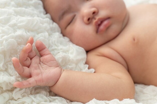 Mano del bambino appena nato, fuoco selettivo