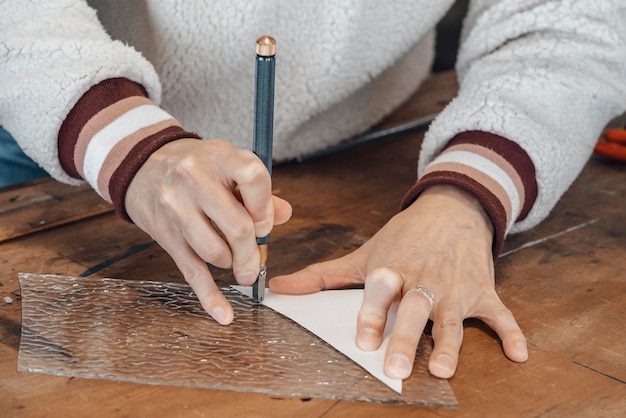 mano del maestro vetraio al lavoro in un laboratorio