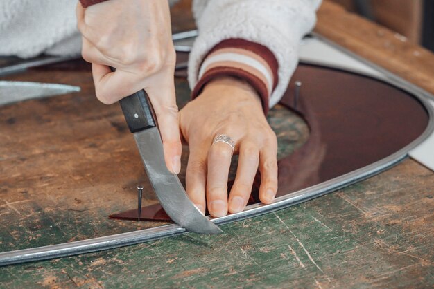 mano del maestro vetraio donna al lavoro