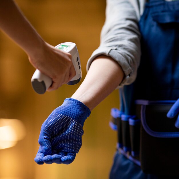 Mano del primo piano che cattura la temperatura a portata di mano