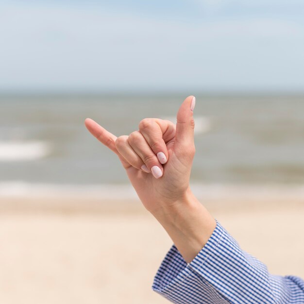 Mano del primo piano che comunica attraverso il linguaggio dei segni