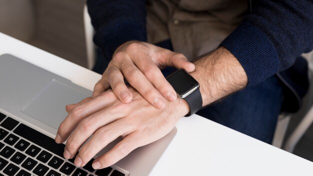 Mano del primo piano sopra il computer portatile