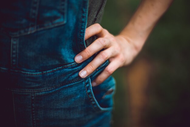 Mano della donna sul fianco