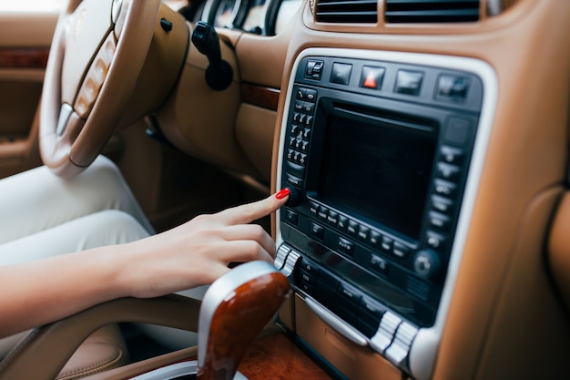 Mano della ragazza sul cruscotto dell'auto