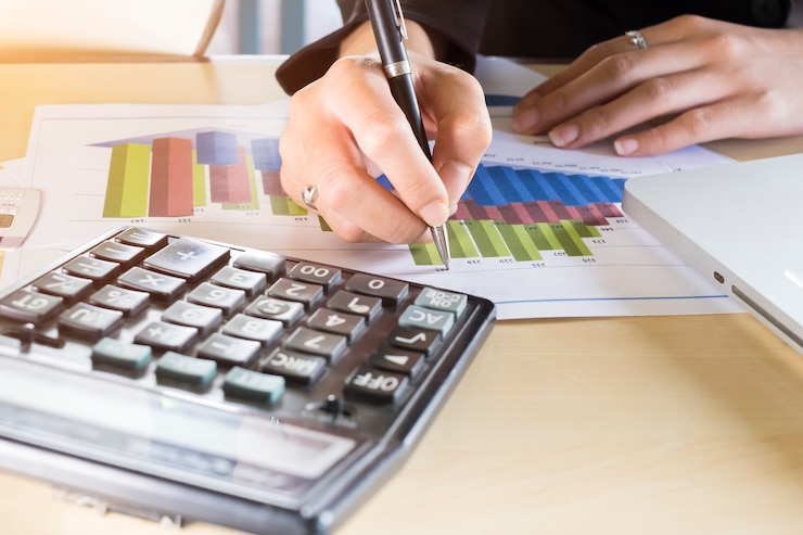 Foto gratuito mano di businesswoman punto il grafico di obiettivo.