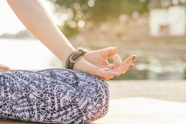 Mano di meditazione donna