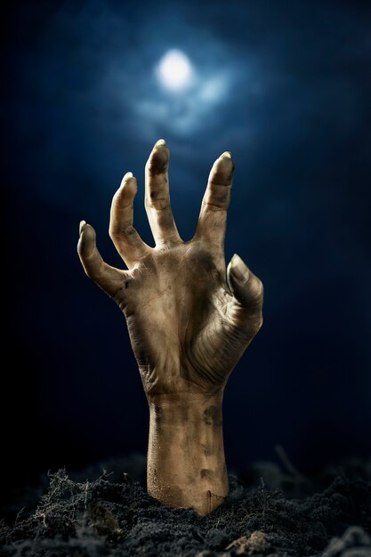 Mano di zombi spaventosa da terra di notte