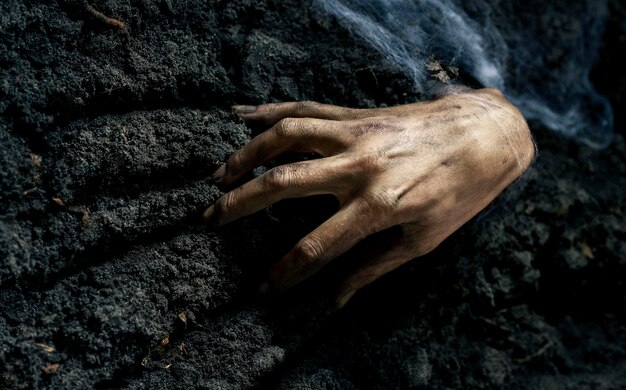 Mano di zombi spaventosa da terra di notte