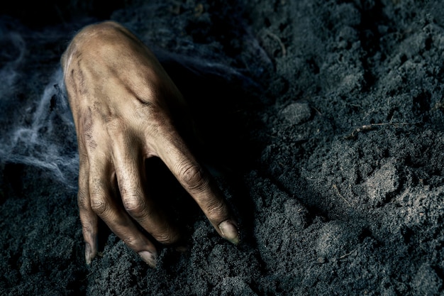 Mano di zombi spaventosa da terra di notte