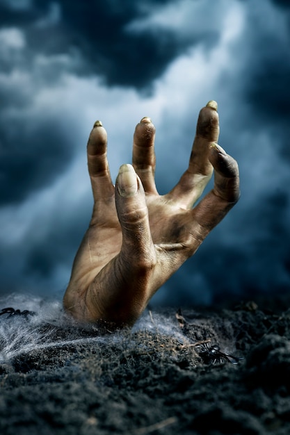 Mano di zombi spaventosa da terra di notte
