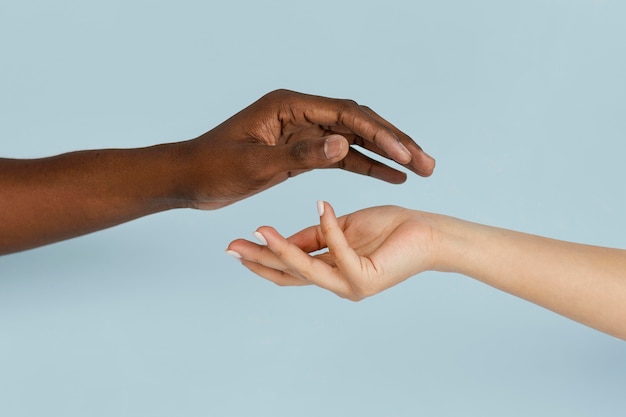 Mano in bianco e nero del primo piano