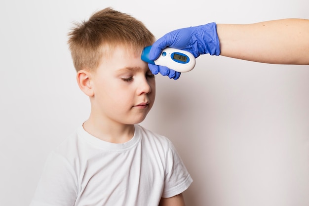 Mano prendendo la temperatura per il bambino