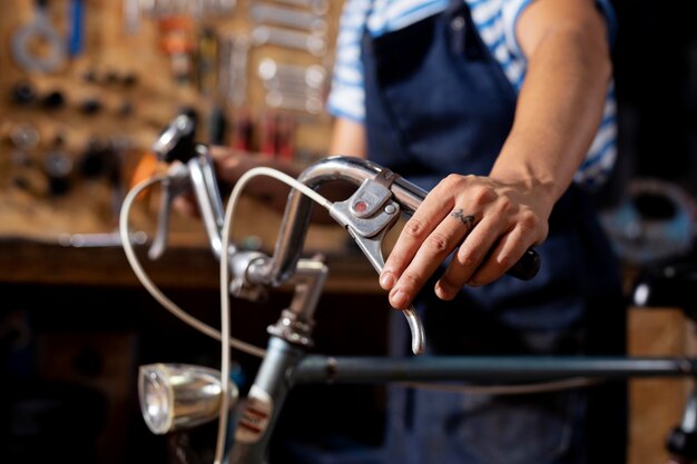 Mano ravvicinata che controlla la bicicletta