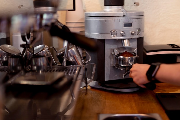 Mano ravvicinata che prepara il caffè