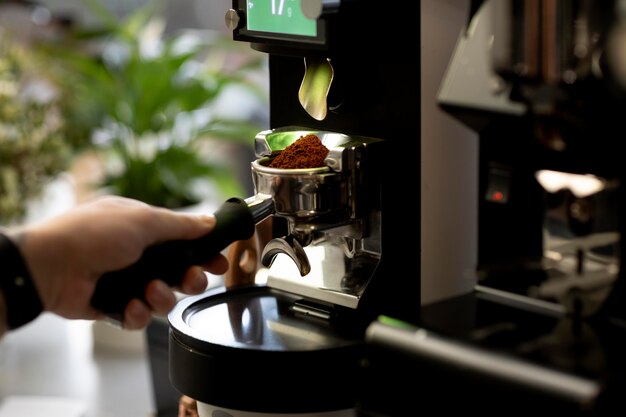 Mano ravvicinata che prepara il caffè