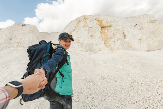 Mano sorridente dei soci della tenuta del viaggiatore adulto di smiley