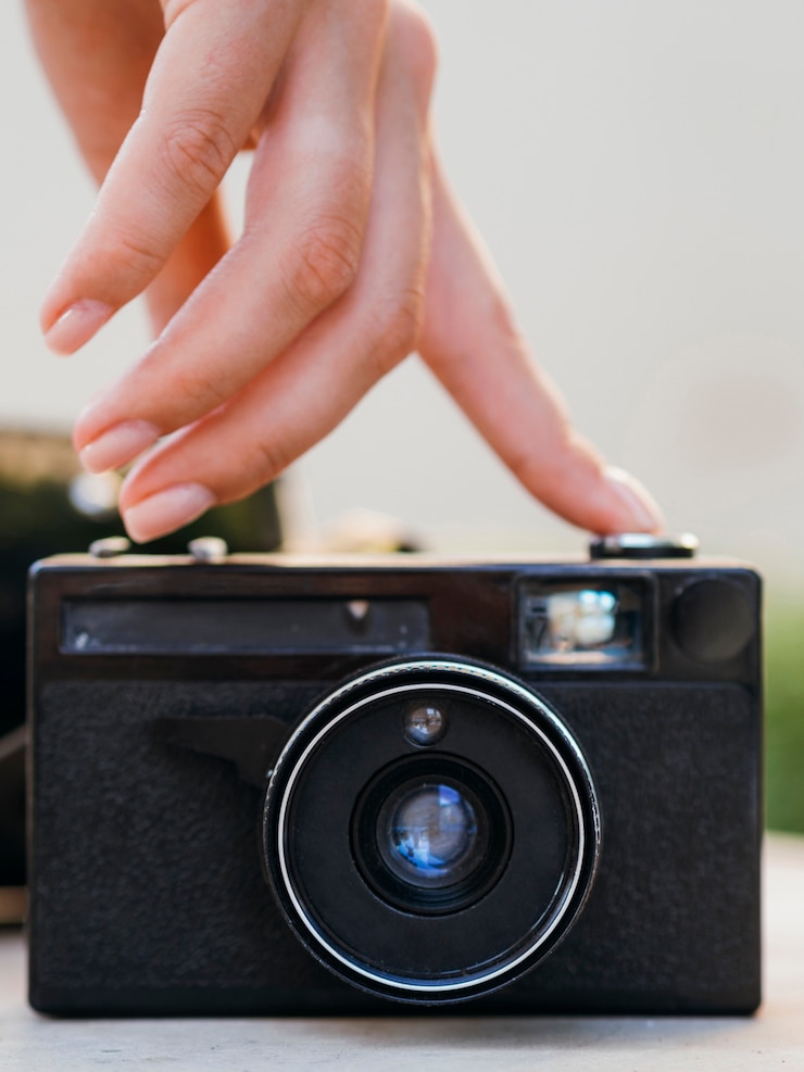 Foto gratuito mano vista frontale accendere la fotocamera